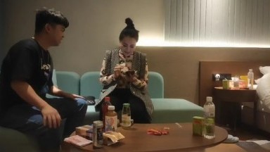 一支百威喝到底极度淫荡骚熟女，主动强吻揉屌，深喉口交骑在身上