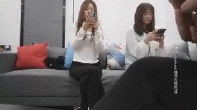 大叔花5000大洋约两女技师双飞，双女一起翘起屁股，隔内裤揉穴磨蹭