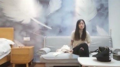 眼镜胖哥约身上满是纹身兼职小妹，我看看你屁股上的纹身，翘起屁股扣穴，骑乘大白屁股一上一下