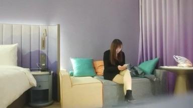 《用利抽插》休息两天继续战，短裙风骚大奶御姐，扛起腿就是操，人肉打桩机被操叫的很凄惨