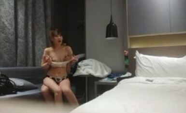 高品质探花 ，白衣兼职小妹操哭 ，持续输出爆插 ，操的妹子受不了要退单 ，给口一下再干5分钟