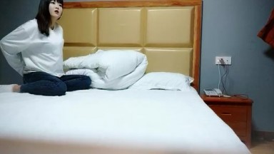 【小李精品探花】，眼镜小伙夜晚买春偷拍，大胸小姐姐，这对大白兔看着手感不错，激情啪啪共度销魂一刻好畅快