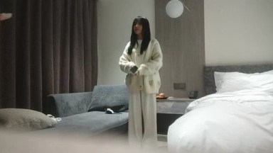 【开发探索】，今夜专攻嫩妹，20岁小萌妹，听话随便亲，打桩机一点儿也不怜香惜玉，暴力输出干瘸，瘫倒在床服了