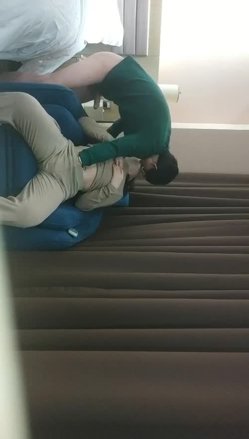 妹子刚走下个就来了，甜美骚女，手伸进裤子摸逼，撞击爆插屁股很Q弹，骑乘快速打桩爽翻