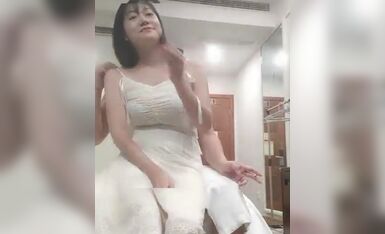 猥琐眼镜大叔，约的外围妹子却很不错，气质短发御姐系，一身长腿脱掉大奶子，大叔露出满意的表情，洗完澡尽情的输出