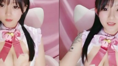 【明星颜值19岁无敌美妞】清纯长相，爆乳D罩杯，一线天粉穴，情趣装露出奶子，超近视角摸小穴，搞得好湿说骚话