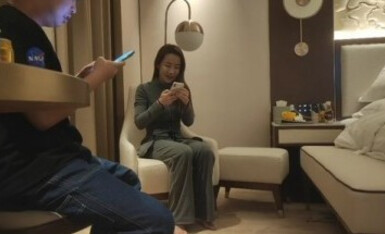 【胖子工作室】大长腿御姐骚女，吃药操逼，按着头插嘴，怼着骚穴猛操，2小时搞了两炮，搞得太爽瘫软