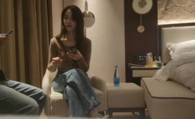 【挣钱买奥迪水泥】大圈高端，大长腿甜美靓女，你骚不骚，骑乘掰开屁股就是操，搞得骚女直浪叫