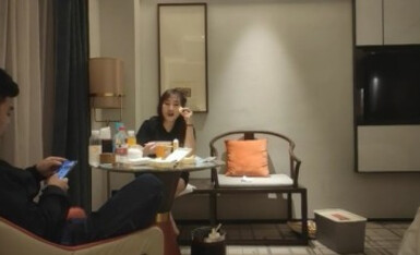 《挣钱买奥迪拉水泥》小胖约泡搞金融少妇阿姨一顿宵夜搞掂还夸小胖帅差点没把我笑喷