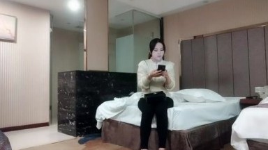 【黑白双探】韵味十足骚女，乳交舔屌服务周到，扛起双腿就是操，大屁股上位骑坐，激情猛操浪叫