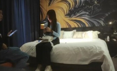 【开车别玩手机】大圈高端，花臂纹身蓝衣妹妹，白色丝袜，打桩机后入猛顶，吃药就是利好持续爆操