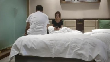 【人民勤务员】，2000约较小00后，一对C罩杯美乳坚挺，玲珑有致，乖巧软萌爆操她