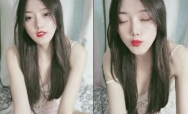 妩媚小少妇露脸性感的情趣睡衣深夜陪狼友骚，口交大鸡巴让小哥无套各种抽插，表情好骚还跟狼友撩骚自慰骚穴