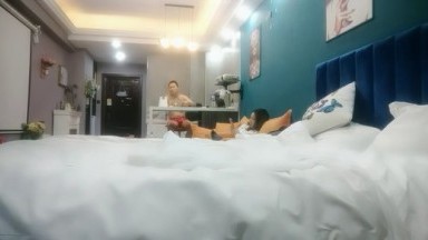 【91龙十三探花】，周末酒店开房，出轨小少妇约来偷情，阴毛浓密水汪汪，近距离特写抽插，良家性爱别样滋味