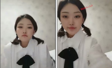 紮倆短發小辮子清純甜美萌妹子,奶子發育的真大,大的有點下垂了,乳暈更誘人