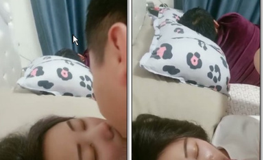 深夜挑逗正在熟睡的良家熟婦,沐洱黑的發紫,摳挖了一會,水像噴泉一樣噴射出來