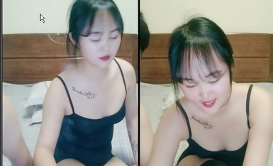 漂亮单身美女下海操逼秀，吊带背心黑丝袜，站立抽插肥穴，从下往上视角拍摄撞击