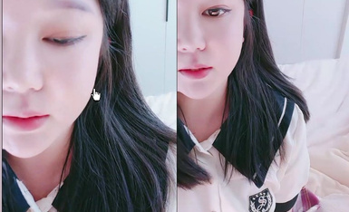 清纯JK装学生妹！初下海超高颜值，两个奶子又白又软，撩起裙子露无毛肥逼，掰开特写洞洞很紧致