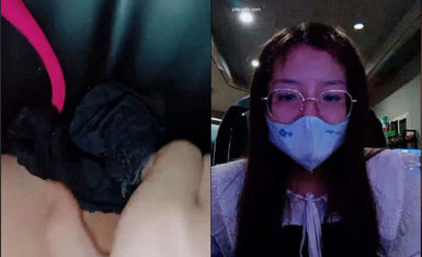 【眼镜妹】首次挑战网吧跳蛋塞逼直播，紧张又刺激！ (1).