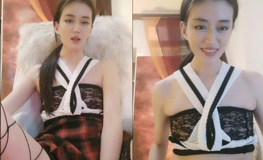 平台人气女星露脸大秀展示，线下可约给狼友分享性爱视频刺激，黑丝情趣诱惑揉奶玩逼道具抽插，骚逼水水滴