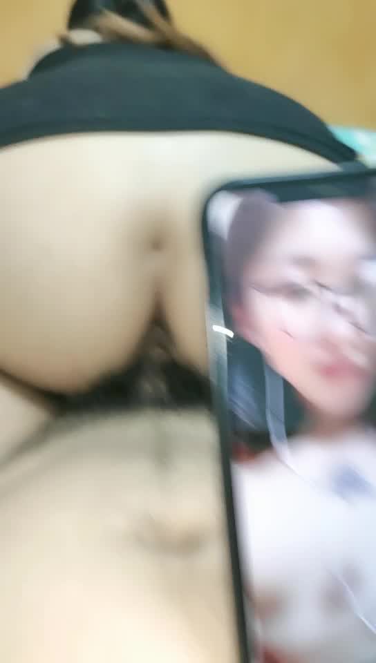 一边操老婆一边看美女自慰