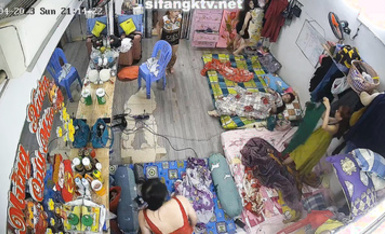 私房最新流出2023 黑客破解攝像頭偷拍 多場合家庭宿舍廁所更衣洗澡 (2)