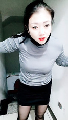 劇情演繹要命的嫂子樓道里勾引要飯的傻子，揉奶玩逼口交大雞巴，讓傻子舔逼揉奶爆草，無套抽插內射中出刺激