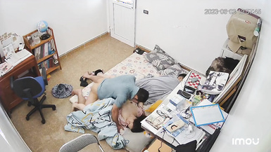 6.3黑客破解家庭攝像頭偷拍 午休媳婦上廁所回來被老公拔下褲子干炮兒子在旁邊睡得跟死狗似的