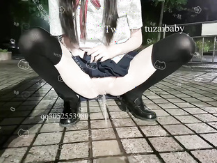 小萝莉露出放尿