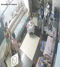 黑客破解家庭網路攝像頭偷拍  奇葩夫妻手裡端個盤女兒還在邊上刷牙就插入了