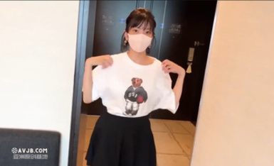 漂亮淫妻【FC2-PPV-3098539】有點像玩偶姐姐 被黑祖宗大肉棒無套內射 開始很緊張拳頭攥的緊緊的 綠帽在邊上聊天引導 視覺效果強烈