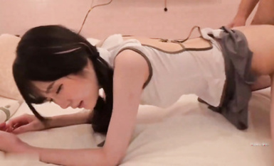 清純美眉吃雞啪啪【FC2-PPV-3861410】被大肉棒無套輸出內射 這是破處還是操出血了 妹子就是太瘦了一點