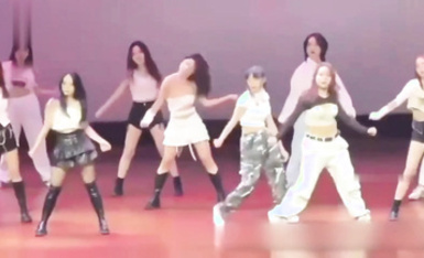 最新大学迎新晚会抹胸露乳继续跳！ 军训风波未平 迎新晚会又起 “新军训” 大大的波来了～