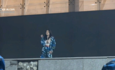 全网爆火！万人疯求！西北民族大学军训女学员表演奶子太大跳舞露出完整版！多角度全网最全版本！