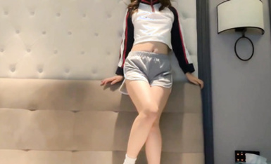 ✅婷婷玉立✅剛放暑假的女高學妹 憋了好久終於可以任意放肆了 運動短褲平底帆布鞋盡是青春的味道 年輕就是好