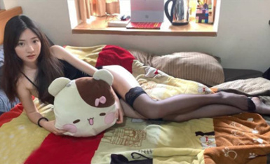 最完美的學院女神！大神高價約女神拍寫真，趁她趴著對著完美的背影狂擼！9分超高顏值 10分甜美，還有修長的一雙大長腿美腿