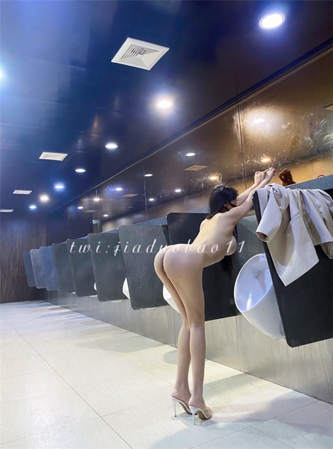 【超华丽❤️推荐】极品九头身反差女神『佳多饱』八月最新流出 勾引快递后入猛操 高铁露出啪啪喷水 完美露脸 高清720P版 (1)