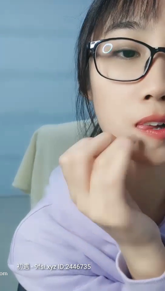 没有人来安慰，大眼萌妹子只能一个人自慰