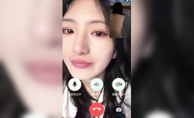 渣男和女友视频，让女友看他操别的女人，女友都看哭了