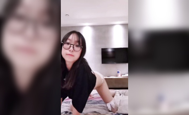 十個眼鏡九個騷 · 還有一個反差婊