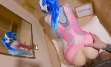 【捅主任】窮人女神富人母狗 緊身COS服剪開羞恥小洞，白虎一線天饅頭粉屄 淪為金主性奴啪啪 相當反差