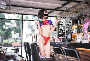 【深夜企劃】極品模特【懂小姐】-世界盃性感足球寶貝火辣露出 酒館釋放天性迷人嬌軀勾引客人
