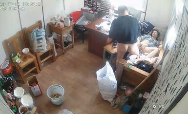 家族工厂摄像头被黑TP弟弟跟嫂子办公室偸情嫂子太骚屋内桶里尿尿完裤子不提等着被干内射肏的尖叫原版无水印