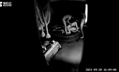 情趣酒店偷拍，4P展示多人运动激烈进行