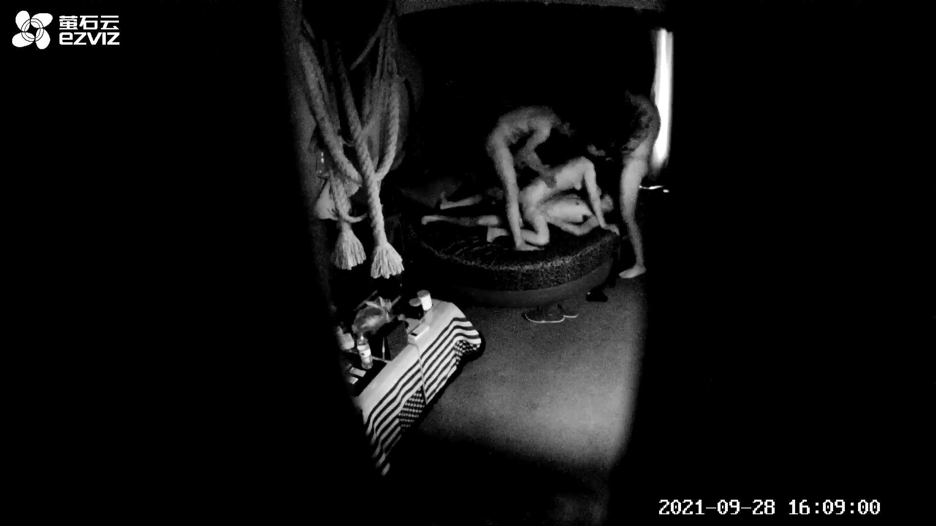 情趣酒店偷拍，4P展示多人运动激烈进行