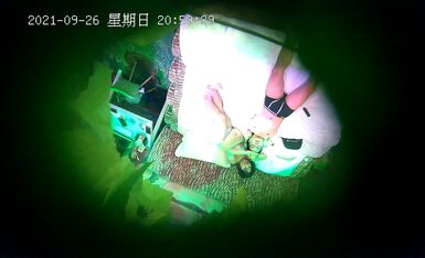 监控流出，正对头顶的偷拍胖胖的女孩偷情