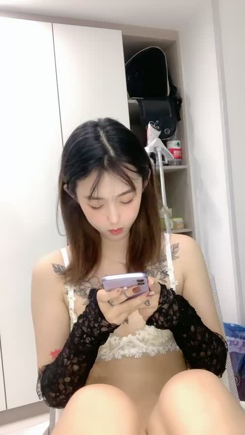 精致玫瑰纹身顶级嫩妹新人小姐姐，白皙美乳完美蜜桃臀，浴室洗澡湿身诱惑，超近距离特写，掰穴翘起双腿