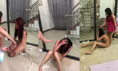 精神小妹之间的霸凌，直接被脱光衣服挨打，看着都疼