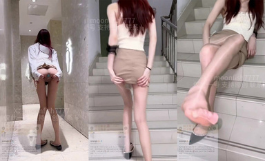 最新7月VIP福利，推特極品長腿苗條燒婊子【橙子】肛塞大陽具邊走邊搞，絲襪塞逼帶出好多騷水，大街上紫薇邊走邊尿 (1)