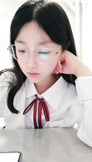 2024年12月新人學生妹【小肉肉】，一股清流，眼鏡反差嫩妹，讓人眼前一亮，初戀風純欲臉大尺度全脫！ (2)